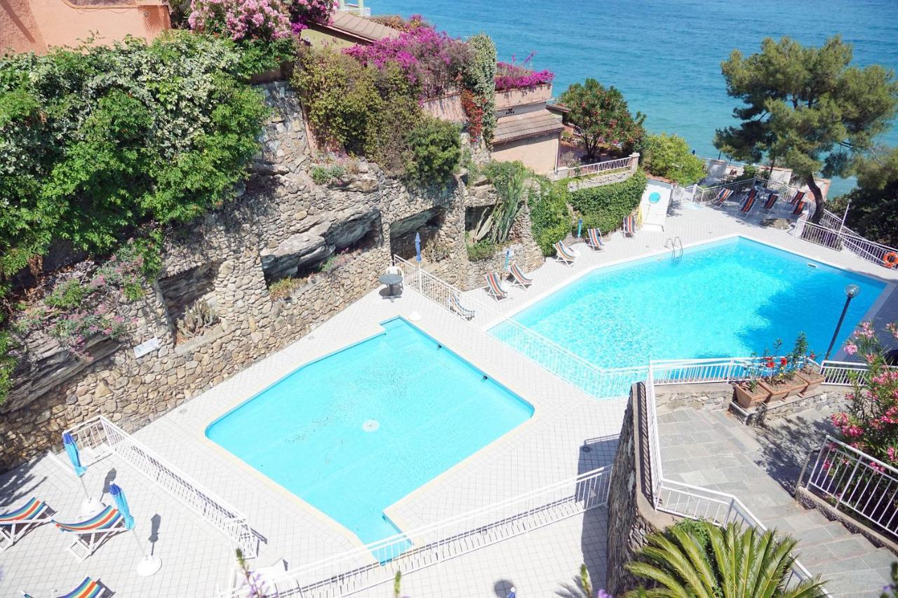 C22 Beachfront Villa - Spa Bath, Pool, Private Beach, Parking Free Andora Экстерьер фото